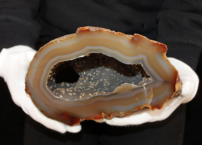 半透明の典型的な縞メノウ（Agate）の晶洞。名産地ブラジル産。半透明で美しいブラウンを呈します