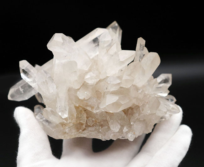 １００％ナチュラル！７００グラムに迫る水晶の結晶。無色透明の純粋なロッククリスタル