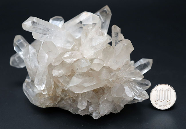 １００％ナチュラル！７００グラムに迫る水晶の結晶。無色透明の純粋なロッククリスタル