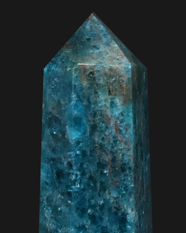 マダガスカルが生み出した蒼き鉱物、爽快な青に心が踊る、ブルーアパタイト（Blue Apatite）のタワー標本（その2）