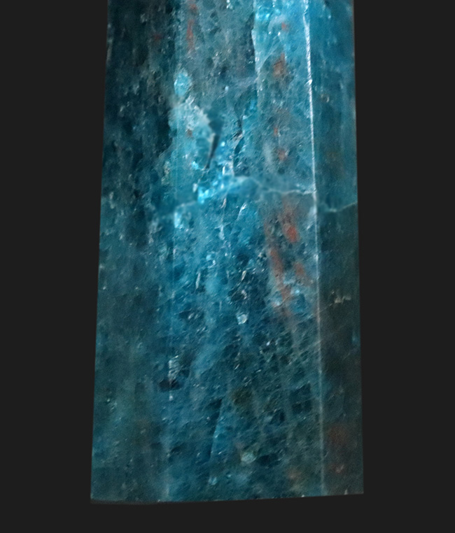 マダガスカルが生み出した蒼き鉱物、爽快な青に心が踊る、ブルーアパタイト（Blue Apatite）のタワー標本（その3）