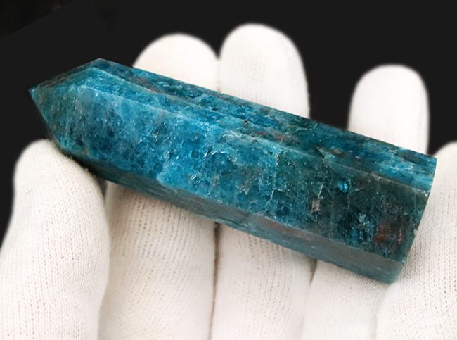 マダガスカルが生み出した蒼き鉱物、爽快な青に心が踊る、ブルーアパタイト（Blue Apatite）のタワー標本（その4）