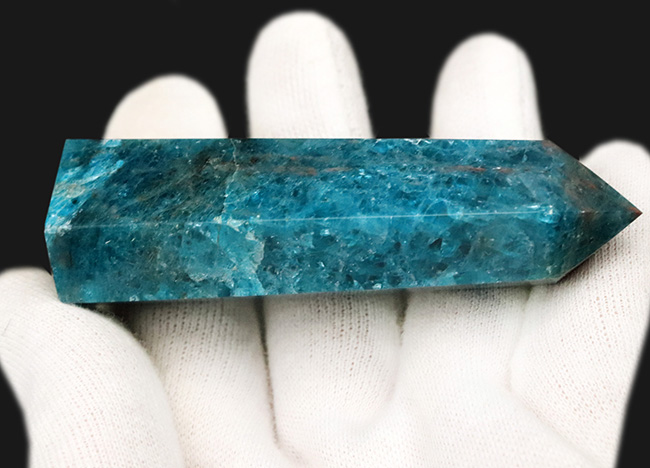 マダガスカルが生み出した蒼き鉱物、爽快な青に心が踊る、ブルーアパタイト（Blue Apatite）のタワー標本（その5）