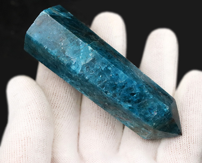 マダガスカルが生み出した蒼き鉱物、爽快な青に心が踊る、ブルーアパタイト（Blue Apatite）のタワー標本（その6）