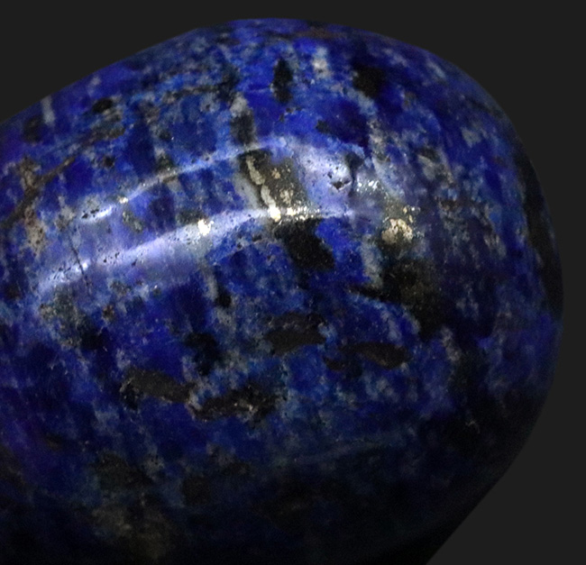 青く深いブルーで知られる人気の鉱石、アフガニスタン産の天然ラピスラズリ（Lapis lazuli）