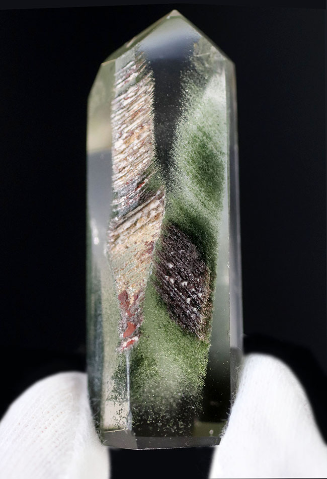 その名も幽霊水晶！内部に不思議な物体を内包したファントムクォーツの天然結晶