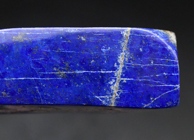 １００％ナチュラルのアフガニスタン産のラピスラズリ（Lapis  lazuli）の原石。ナチュラルでありながらこれほどまでに深いブルーを楽しめる標本は希少です