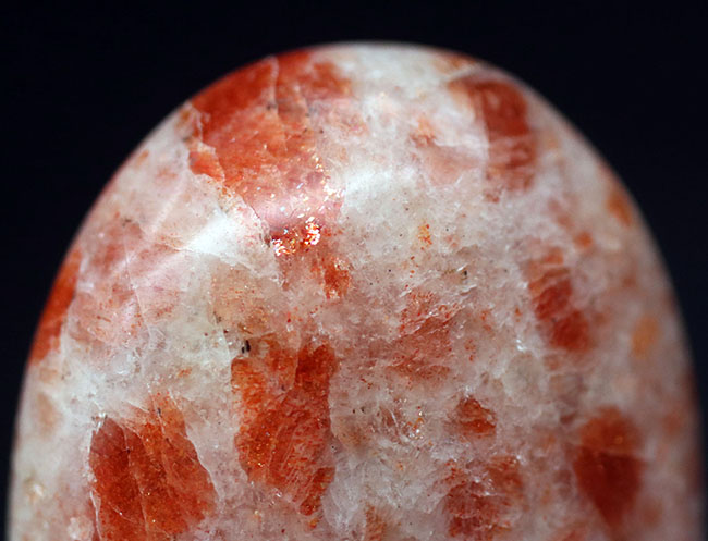表面がキラキラと輝くシラー効果が備わったアルカリ長石、サンストーン