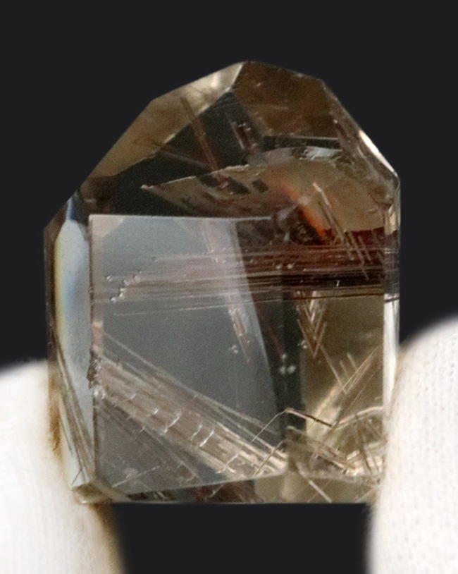 「天使の髪の毛」鉱物コレクターに高い人気を誇る、希少な水晶、ルチルクォーツ（Rutilated Quartz）（その1）