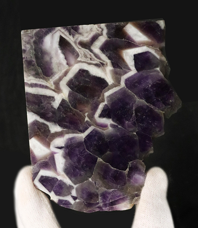 紫陽花の花のような模様が見られる水晶、ザンビア産のシェブロンアメシスト（Chevron Amethyst）