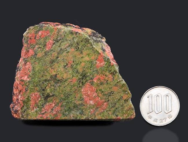 赤と緑のまだら模様で知られる、変質した花崗岩、ユナカイト（Unakite