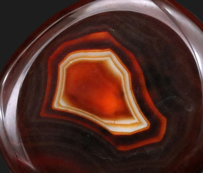 まるでジキルとハイド！表と裏で異なる顔を見せる、マダガスカル産の鮮やかな天然メノウ（Agate）（その1）