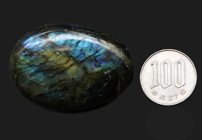 ブルー＆シャンパンゴールド！マダガスカル産の美しい遊色を伴ったラブラドライト（Labradorite）のカボション（その10）