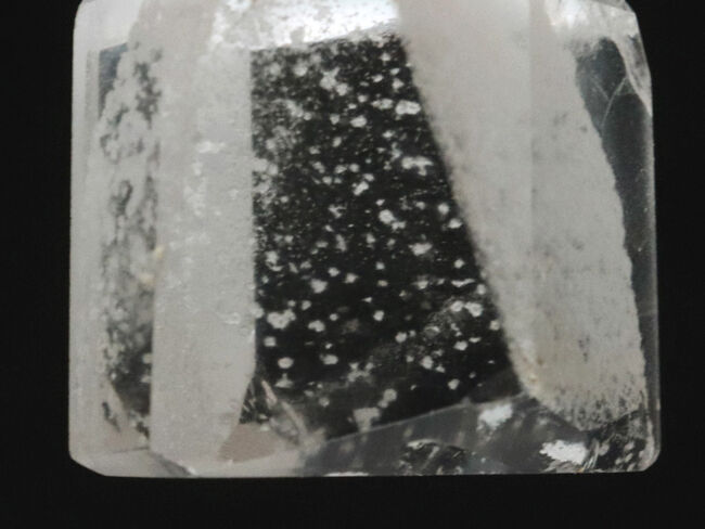 雪を閉じ込めたような不思議な水晶、ファントムクォーツ（Phantom quartz）（その3）