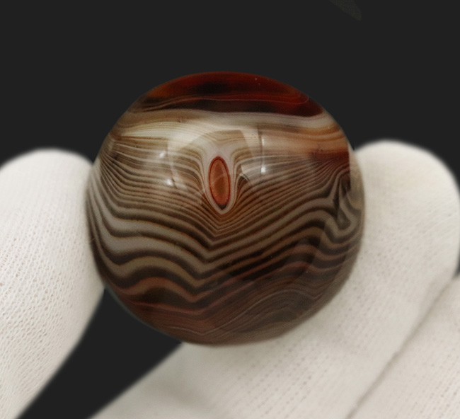 徹底的にポリッシュされ見事な球体に仕上げられた縞瑪瑙（メノウ・Agate）のスフィア標本（その4）