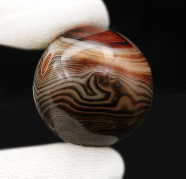 徹底的にポリッシュされ見事な球体に仕上げられた縞瑪瑙（メノウ・Agate）のスフィア標本（その5）