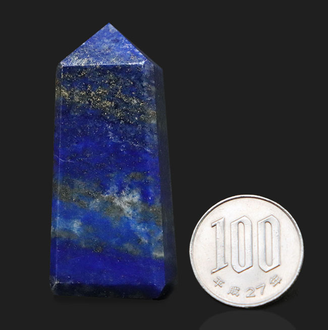 これぞラピスラズリ（（Lapis lazuli））というべき、素晴らしい青を呈する天然鉱石のタワー標本