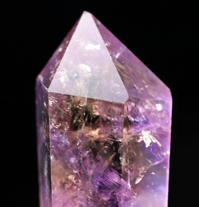 ボリビア産の天然鉱物、アメトリン（Ametrine）。シトリンとアメシスト